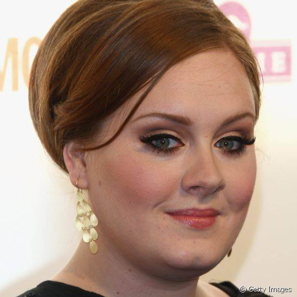 Durante uma premia??o em Londres, a cantora Adele incrementou seu cl?ssico delineado gatinho com sombra marrom ao redor de todo o olho (Foto: Getty Images)